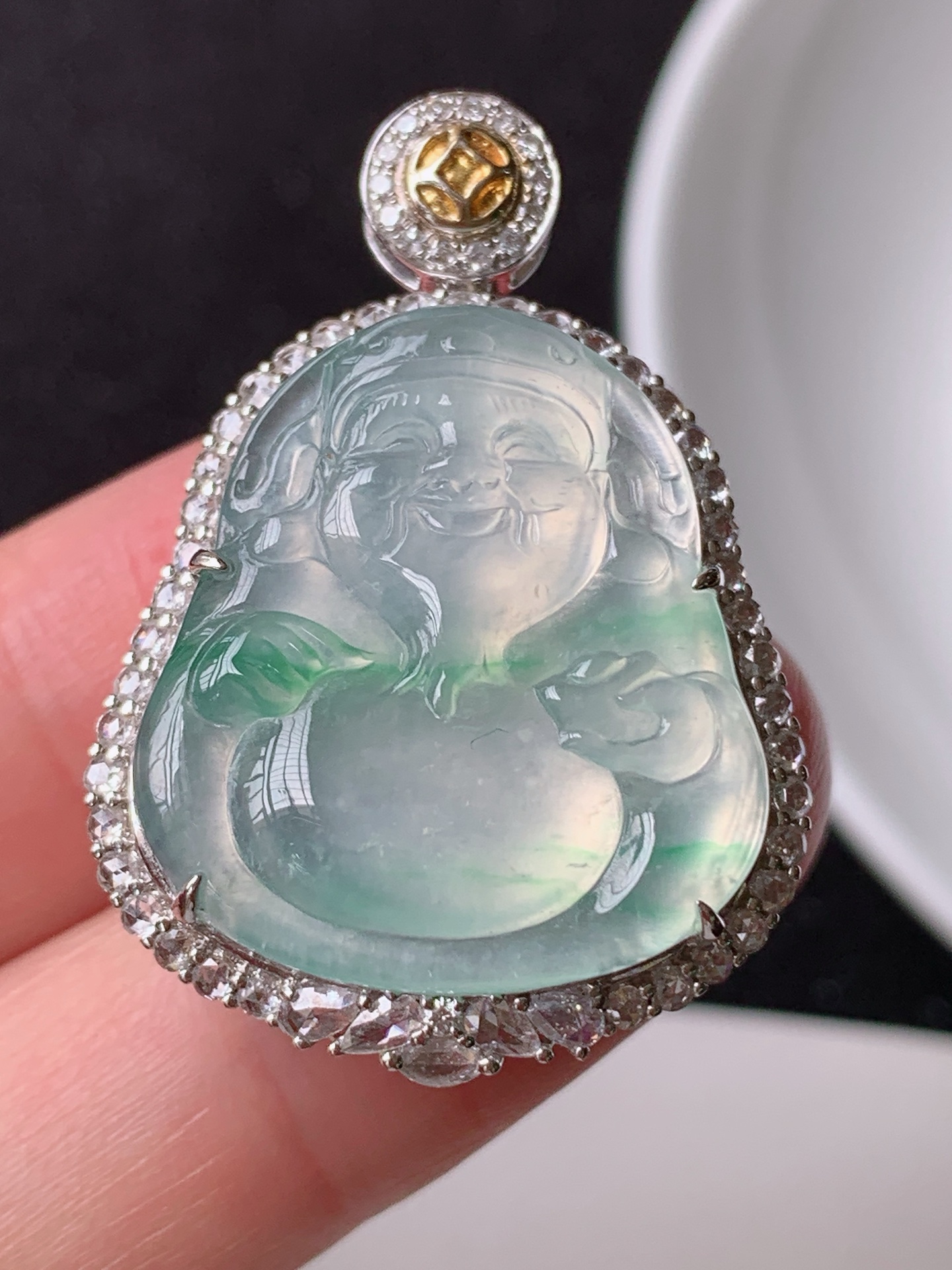 【翡翠吊坠】18k镶嵌冰飘绿财神 裸石尺寸：  22/20 整体尺寸：33.6/23.7/10.6