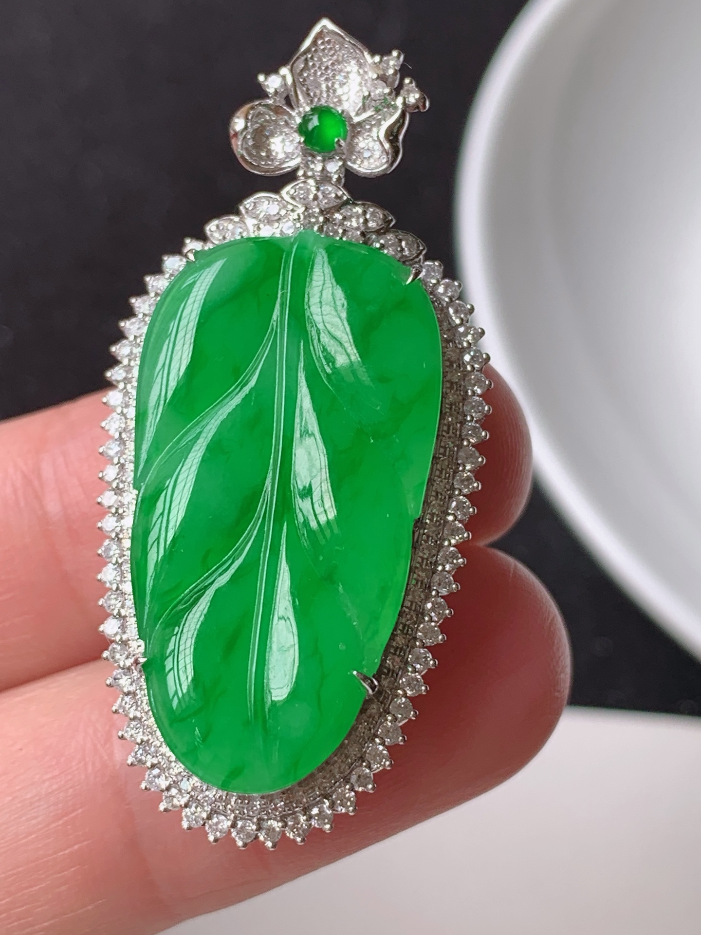 【翡翠吊坠】18k镶嵌冰绿树叶 裸石尺寸：  27.3/14.8 整体尺寸：41/19.5/9.6