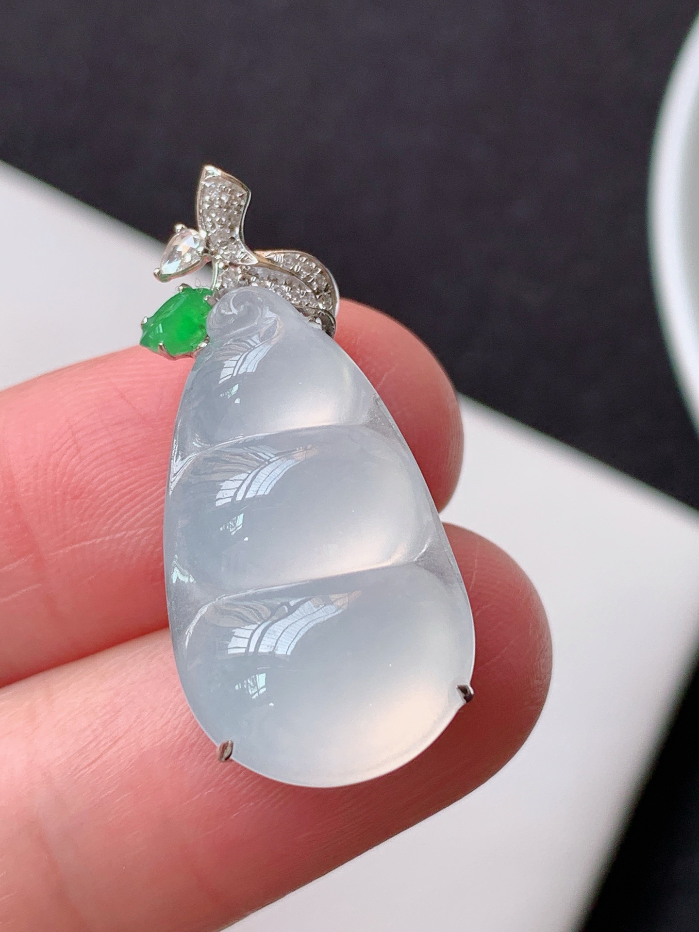 【翡翠吊坠】18k镶嵌白冰福豆 裸石尺寸：  22/12.8 整体尺寸：28.2/12.8/7.4
