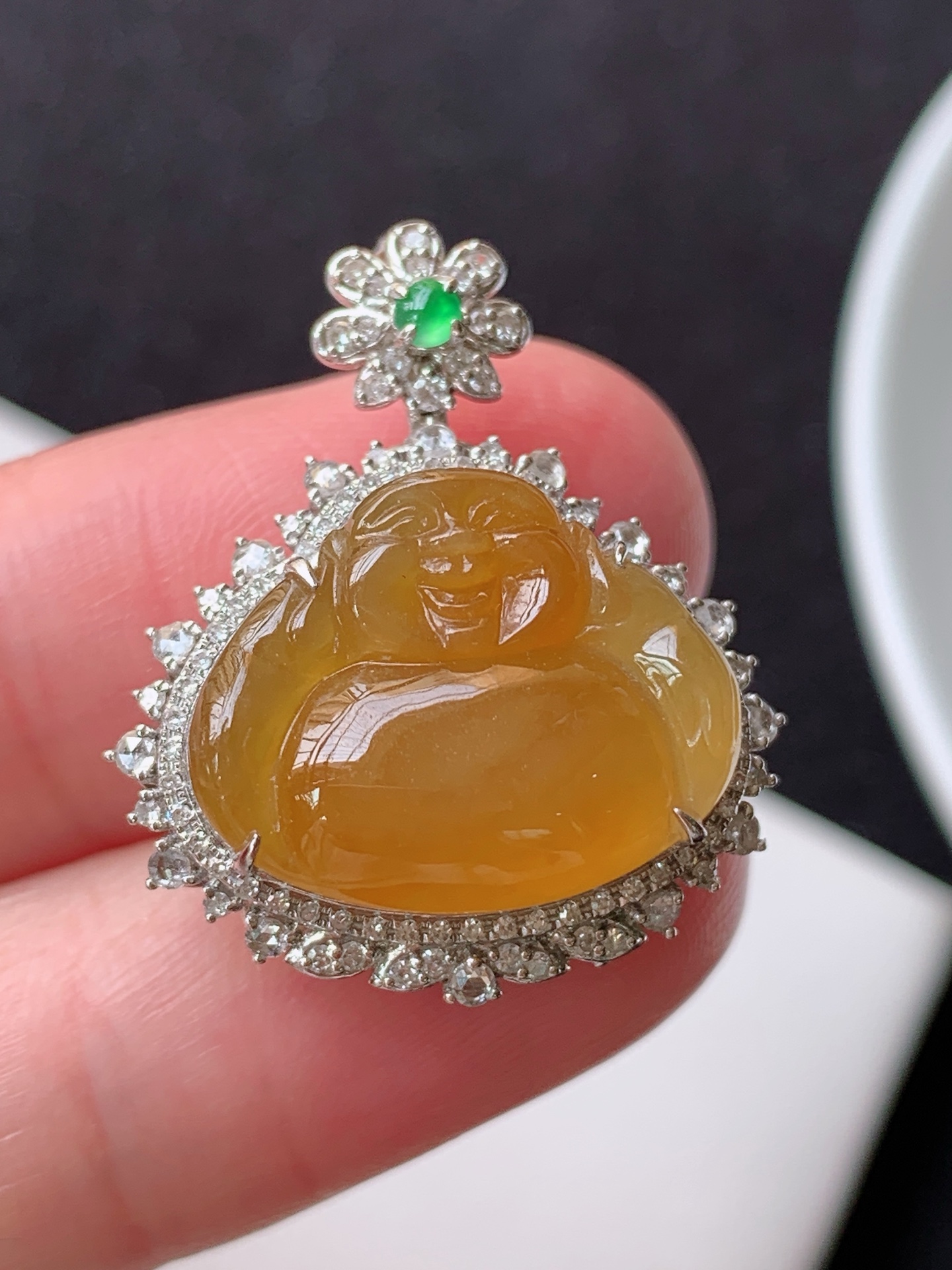 【翡翠吊坠】18k镶嵌冰黄佛公 裸石尺寸：  13.5/16.8 整体尺寸：25.4/21.6/11.4