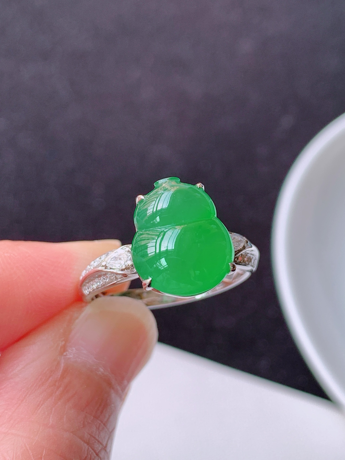 【翡翠戒指】18k镶嵌冰绿葫芦戒指 裸石尺寸：  11.8/10/8.8 圈口：15