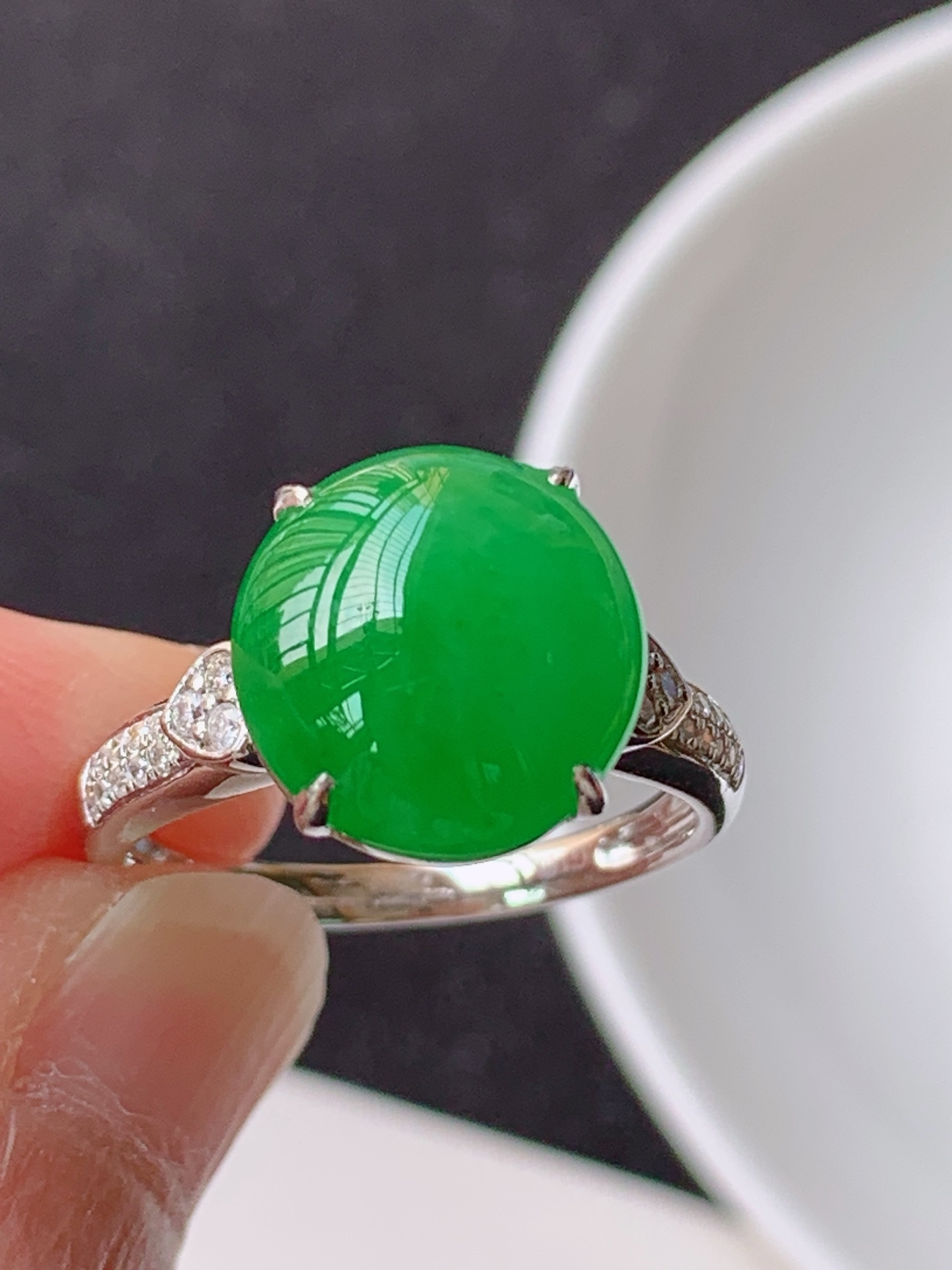 【翡翠戒指】18k镶嵌冰绿戒指 裸石尺寸：  11.4/11/9.3 圈口：14